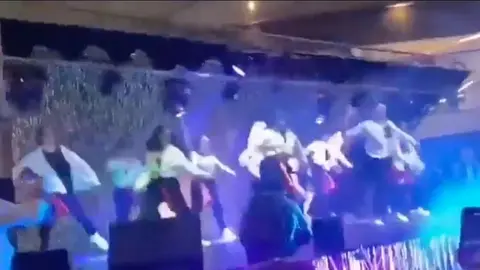 Colapsa escenario en Bogotá sobre grupo de bailarines y deja varios lesionados