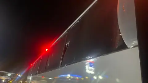 Aficionados de Chivas 'apedrean' autobuses de aficionados de Rayados de Monterrey