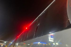 Aficionados de Chivas 'apedrean' autobuses de aficionados de Rayados de Monterrey