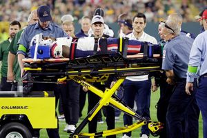 NFL: Isaiah Bolden abandona partido de pretemporada por fuerte lesión