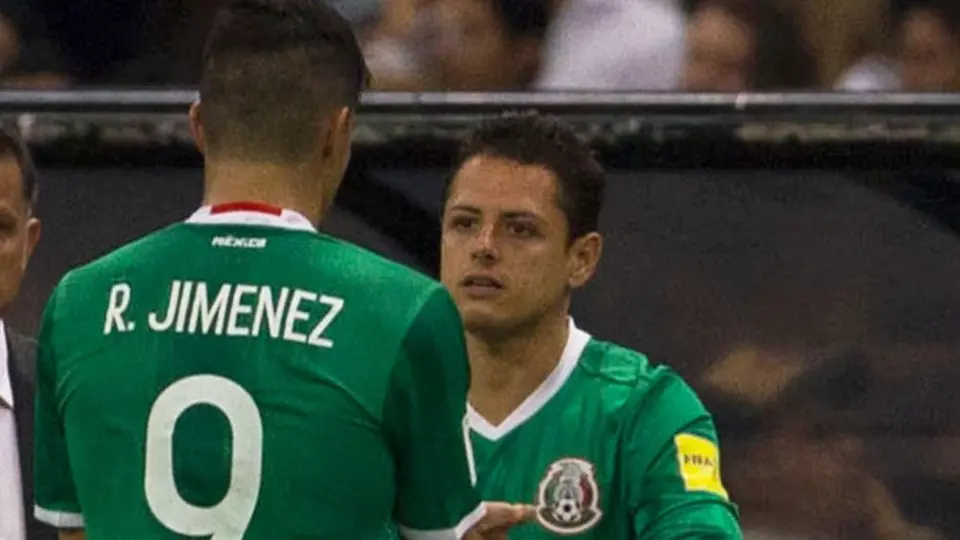 Raúl Jiménez revela que 'Chicharito' le dejó un moretón tras soltarle un puñetazo