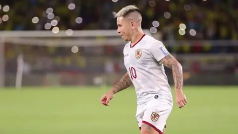 Yeferson Soteldo protagoniza un momento chusco por su estatura durante el himno de Venezuela