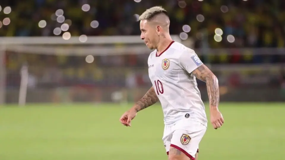 Yeferson Soteldo protagoniza un momento chusco por su estatura durante el himno de Venezuela