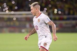 Yeferson Soteldo protagoniza un momento chusco por su estatura durante el himno de Venezuela