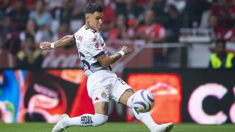 'Chicote' Calderón vuelve a la titularidad con las Chivas en el duelo contra Querétaro