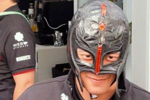 F1: Guanyu Zhou se pone la máscara del Rey Misterio, el ídolo de su infancia