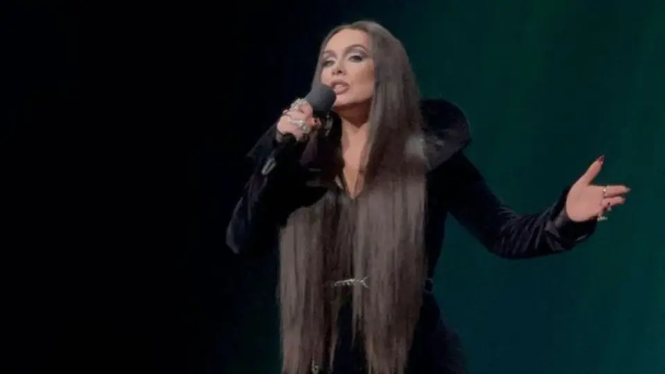 Adele se disfraza de Morticia Addams en su gira en Las Vegas