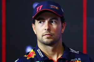 Horner a Checo Pérez tras el GP de Singapur: 'Carrera muy ocupada, bien hecho por aferrarte'