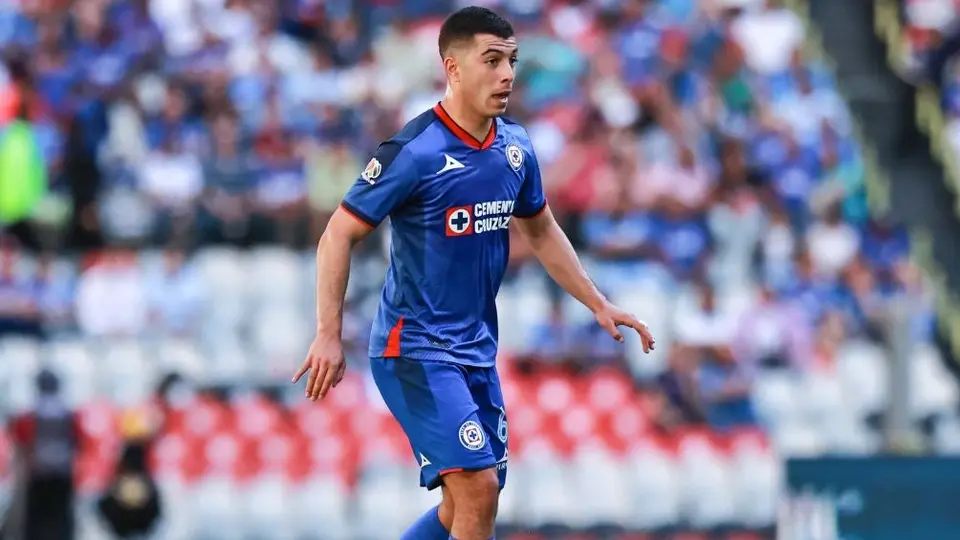 Erik Lira se enfrasca con aficionado en la tribuna tras caer ante Gallos