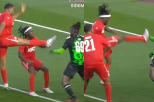 Youtubers intentan dar patadas de 'kung-fu' a KSI durante el Sidemen Charity Match
