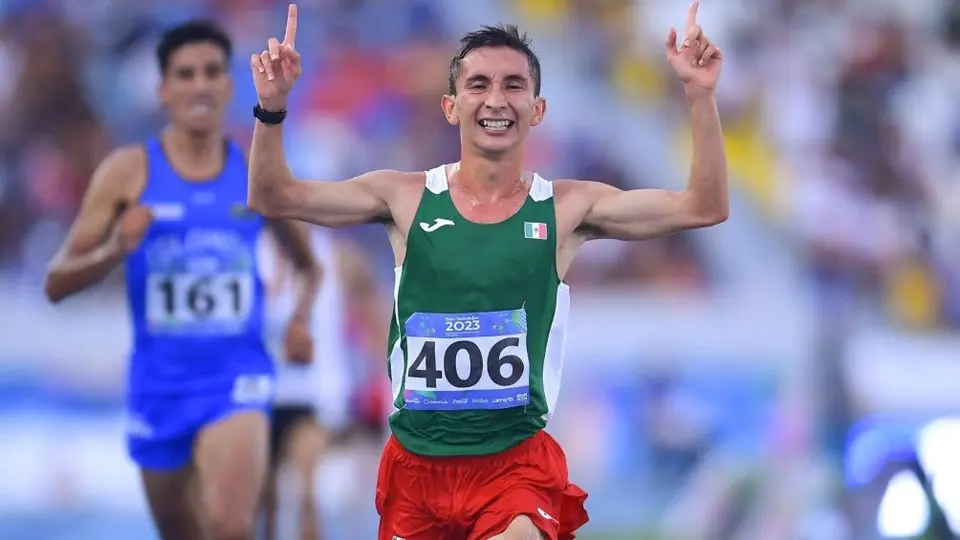 ¡Otra medalla de oro para México! Víctor Zambrano se llevó la prueba de 10 mil metros en los JCC
