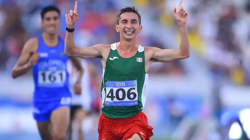 ¡Otra medalla de oro para México! Víctor Zambrano se llevó la prueba de 10 mil metros en los JCC