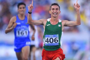 ¡Otra medalla de oro para México! Víctor Zambrano se llevó la prueba de 10 mil metros en los JCC