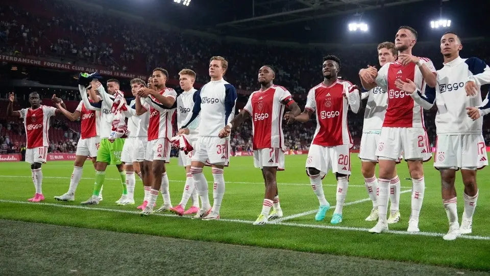 Jorge Sánchez se quedó en la banca durante la goleada de Ajax a Heracles