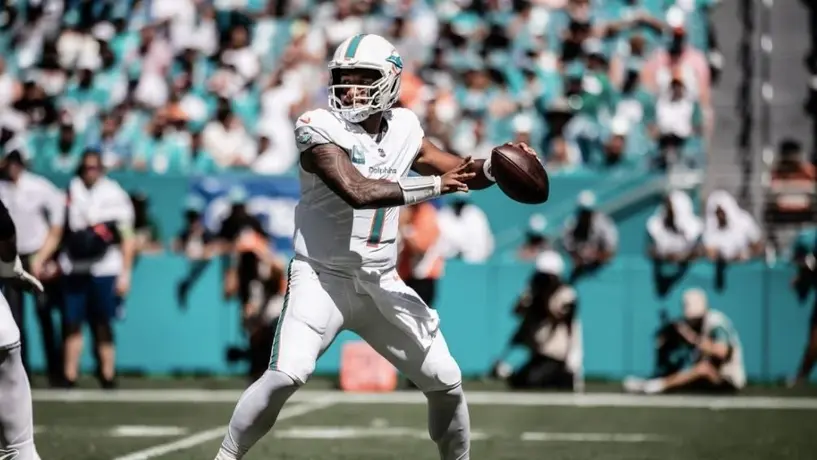 Tua Tagovailoa lanzó tres pases de anotación y los Dolphins le remontan a Carolina