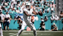 Tua Tagovailoa lanzó tres pases de anotación y los Dolphins le remontan a Carolina