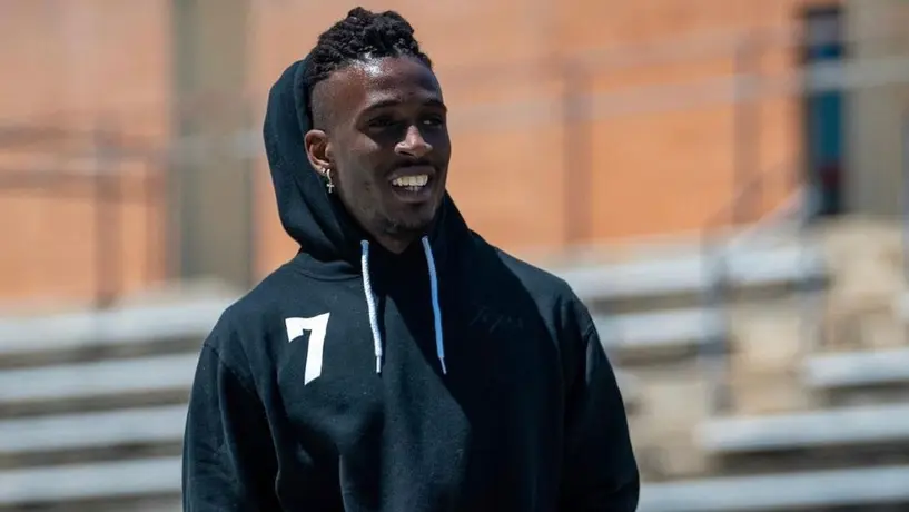 Daewood Davis sale lesionado del campo luego de un choque en partido de pretemporada