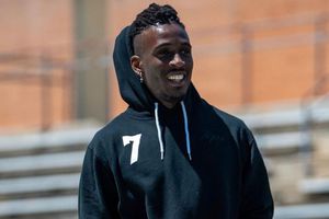 Daewood Davis sale lesionado del campo luego de un choque en partido de pretemporada