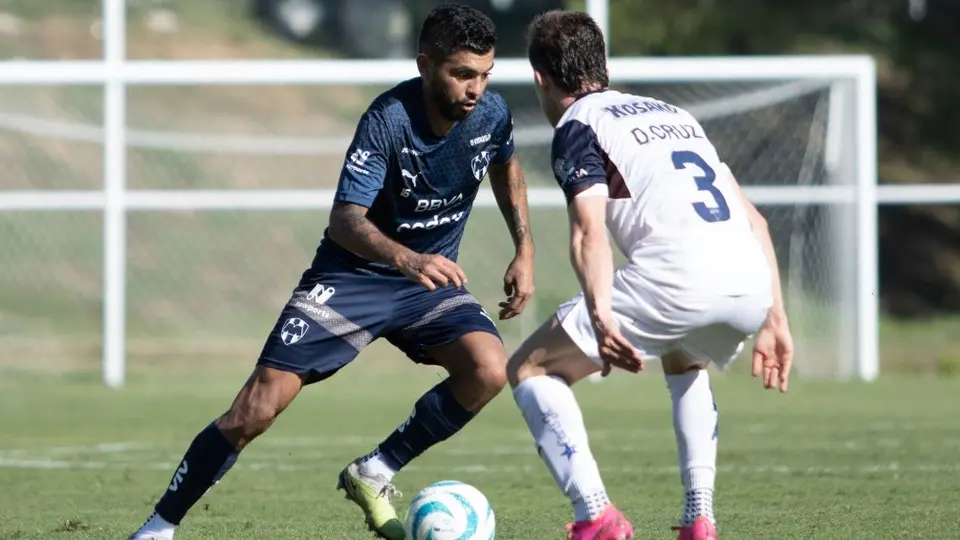 Tecatito Corona debuta con Rayados en derrota amistosa ante Atlante