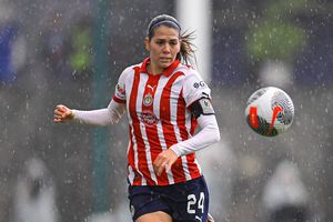 Alicia Cervantes ayuda a sacar agua de la cancha durante el Cruz Azul vs Chivas