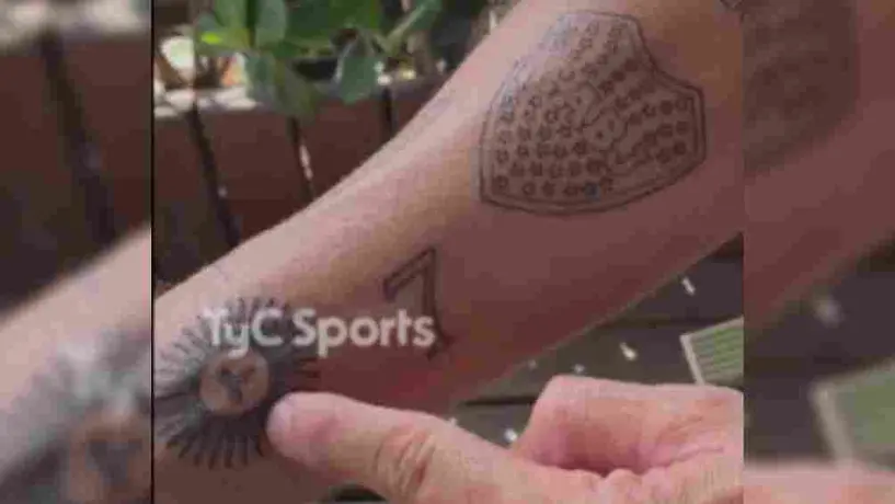 ¡Hombre de fe! Aficionado de Boca Juniors se tatuó la '7' antes de la Final de Copa Libertadores