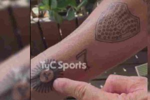 ¡Hombre de fe! Aficionado de Boca Juniors se tatuó la '7' antes de la Final de Copa Libertadores