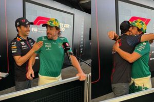 ¡La rivalidad se queda en la pista! Checo Pérez y Fernando Alonso se abrazan tras el GP de Brasil
