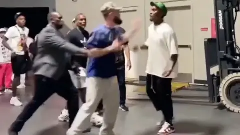Caleb Plant abofetea a Jermall Charlo durante el pesaje de Spence vs Crawford