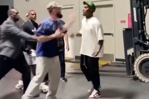 Caleb Plant abofetea a Jermall Charlo durante el pesaje de Spence vs Crawford