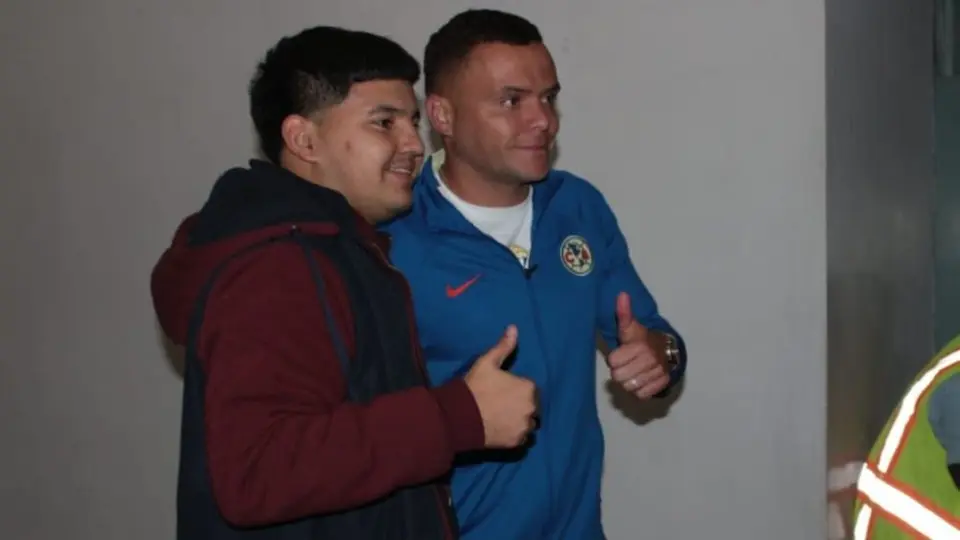 América: 'Cabecita' Rodríguez e Israel Reyes regresaron a México con protecciones para sus heridas