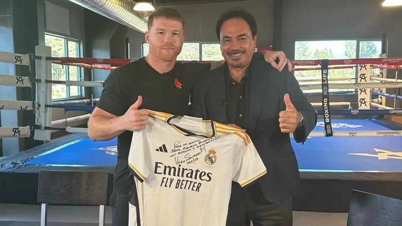 Hugo Sánchez le obsequió una camiseta del Real Madrid al 'Canelo' Álvarez