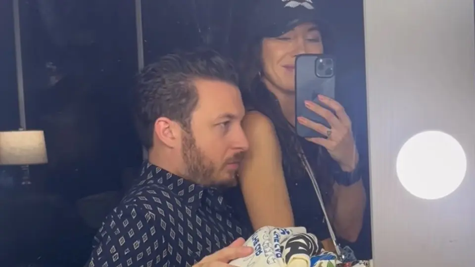 Baterista de Arctic Monkeys compra mercancía en puestos del Foro Sol y queda fascinado