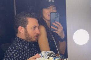 Baterista de Arctic Monkeys compra mercancía en puestos del Foro Sol y queda fascinado