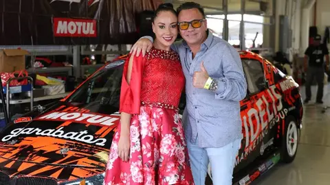 Gerardo Quiroz, orgulloso de su esposa Karen Espriu tras entonar el Himno Nacional