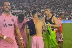 Portero de Charlotte FC pide autógrafo a Messi tras ser goleado 4-0 en Leagues Cup