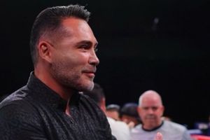 Óscar de la Hoya sobre pelea del Canelo: "Creo que el Charlo más pequeño es más peligroso para Saúl"
