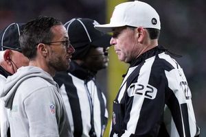 Aficionados de Dolphins 'explotan' contra árbitros por falta de castigos contra Eagles