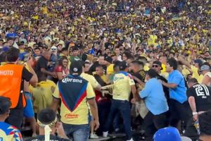 Aficionados del América protagonizan pelea durante el Clásico Nacional en el Rose Bowl