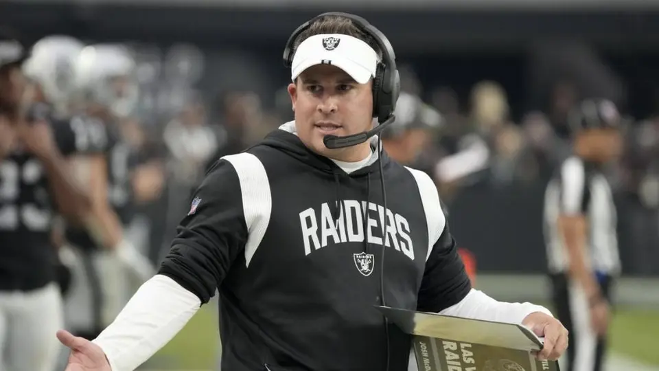 Mark Davis se enganchó con aficionados de los Raiders que piden el despido de McDaniels