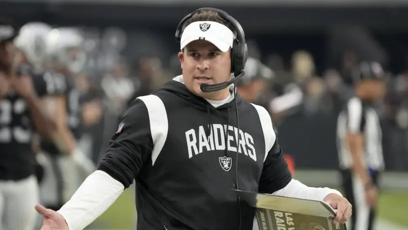 Mark Davis se enganchó con aficionados de los Raiders que piden el despido de McDaniels