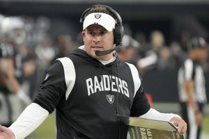 Mark Davis se enganchó con aficionados de los Raiders que piden el despido de McDaniels