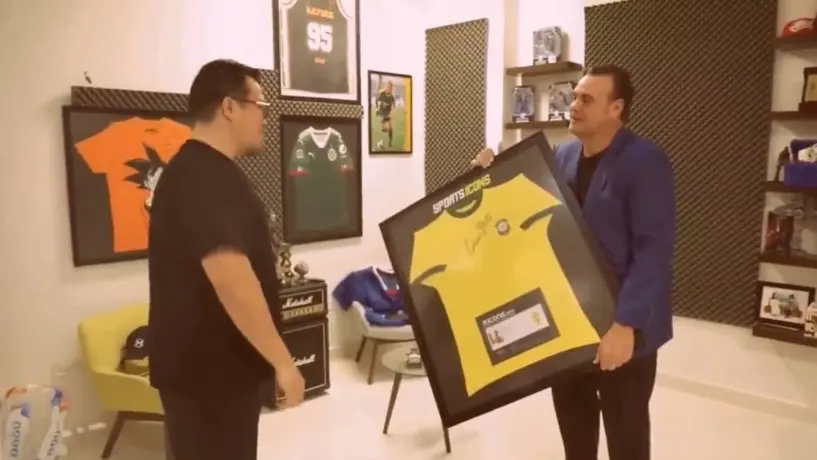 Franco Escamilla cumple deseo de David Faitelson, le regala una playera firmada de Pelé