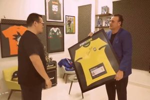 Franco Escamilla cumple deseo de David Faitelson, le regala una playera firmada de Pelé