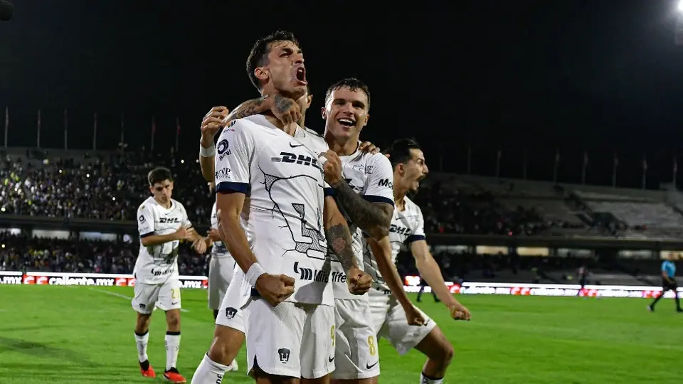 Aficionado celebra su titulación en el triunfo de Pumas contra Querétaro
