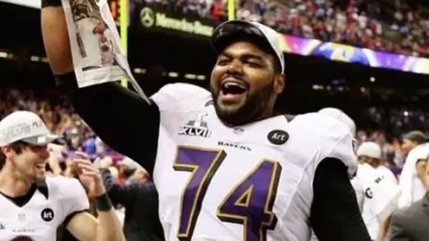 Excoach de Michael Oher: "Es triste que presente una demanda contra la familia Tuohy"