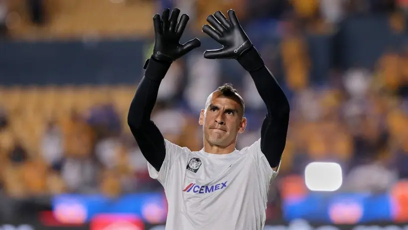 ¡Nahuel Guzmán se volvió loco! El 'Patón' agarró y aventó el cartel de la Liga MX
