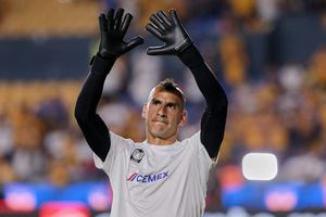 ¡Nahuel Guzmán se volvió loco! El 'Patón' agarró y aventó el cartel de la Liga MX