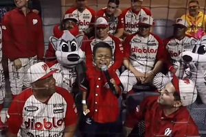 El pequeño 'Chucho' se llevó los reflectores cantando en el juego de Diablos Rojos