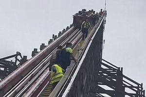 ¡Atrapados en las alturas! Personas quedaron atorados en juego mecánico de Six Flags México
