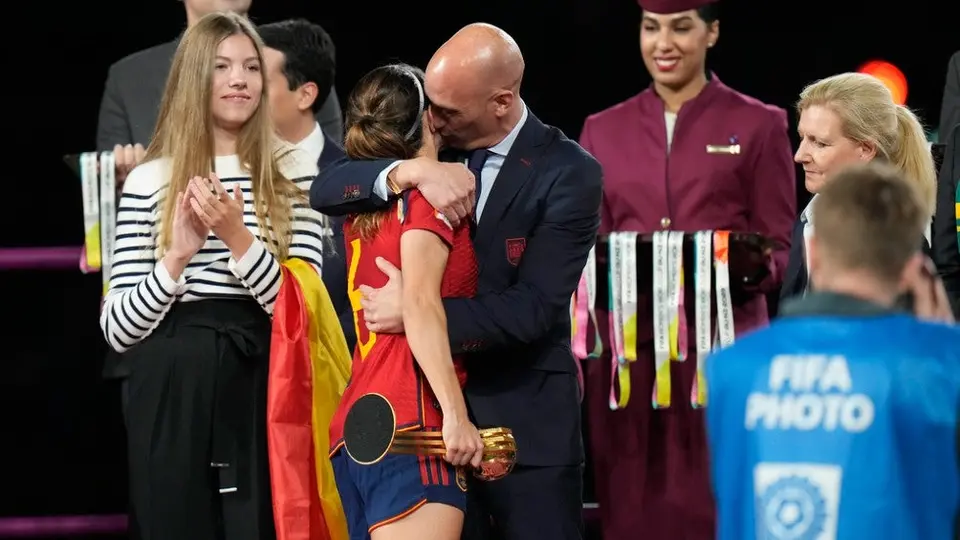 Rummenigge defiende a Rubiales por besar a Jenni Hermoso: “Llegué a besar  hombres”